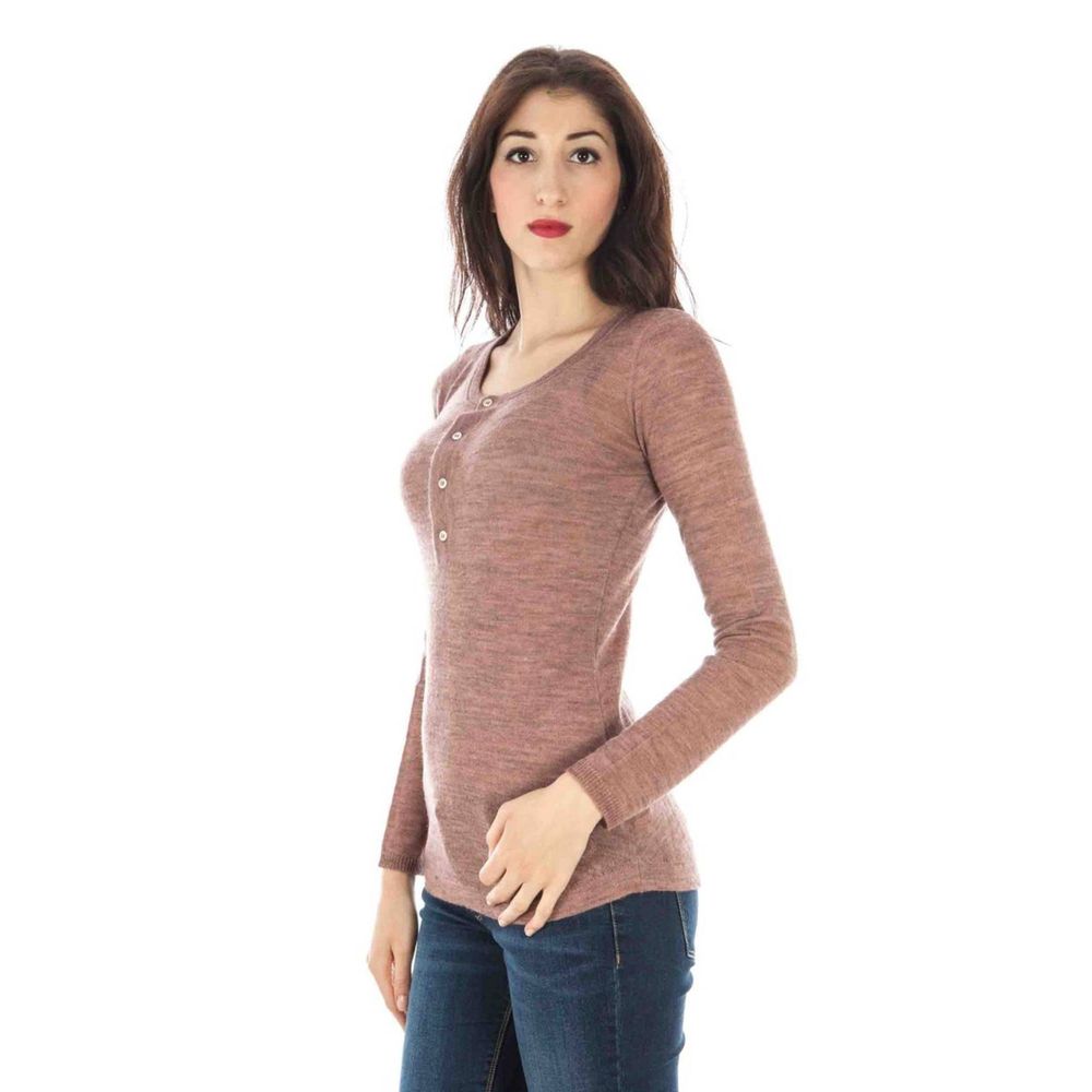 Sweater by Fred Perry for women in wool pink features an tactile silhouette, showcasing a sophisticated and tactile for a refined finish.