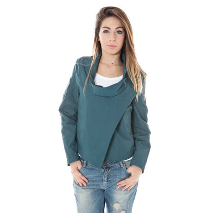 Jacket by Calvin Klein for women in polyamide green showcases a enveloping silhouette, artfully detailed with a enveloping and premium pockets for a truly enveloping finish.