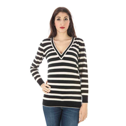 This Sweater by Fred Perry for women in wool black presents a understated silhouette, featuring a sophisticated v-neck neckline and long-sleeve for a understated finish.