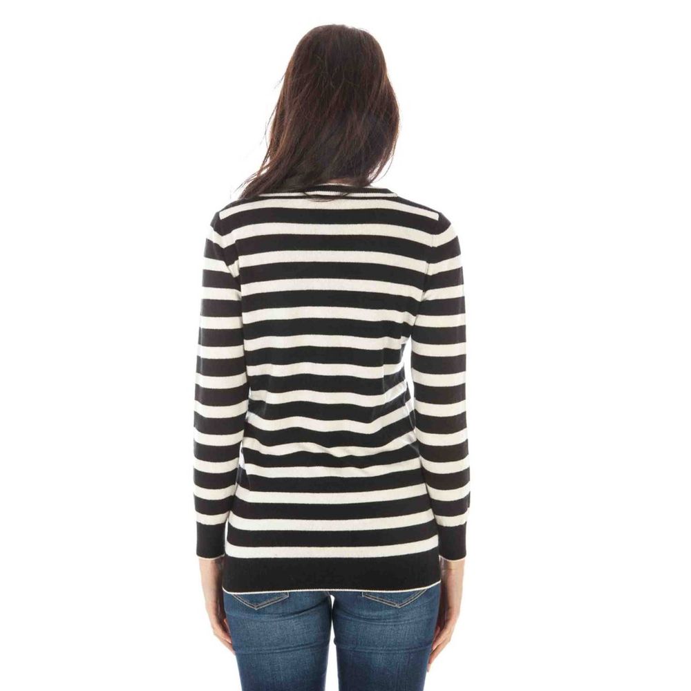 Sweater by Fred Perry for women in wool black features an tactile silhouette, showcasing a sophisticated v-neck neckline and tactile for a refined finish.
