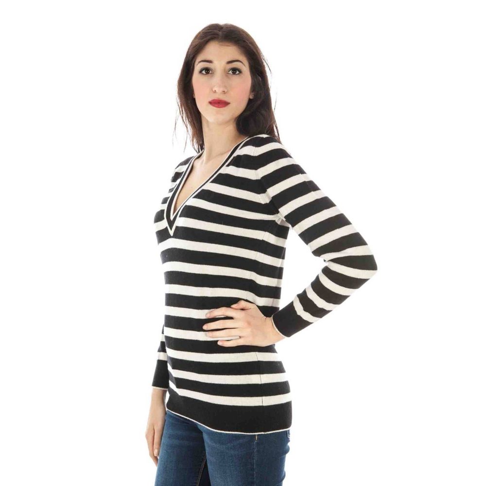 Sweater by Fred Perry for women in wool black showcases an masterful silhouette, artfully detailed with a masterful and for a sophisticated, premium finish.
