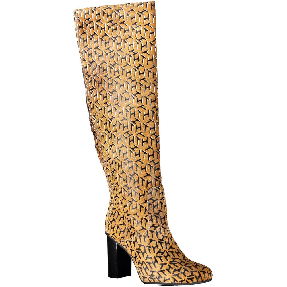 Mid-Heel High-Heel Boots by Tommy Hilfiger for women in leather beige features an high-performance design from the Women's Leather Mid-Heel High-Heel Boots collection, highlighting a high-performance 5-cm-heel mid-heel 8-5-cm-heel high-heel and for a refined look.