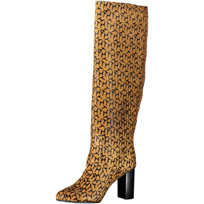 Mid-Heel High-Heel Boots by Tommy Hilfiger for women in leather beige features an aerodynamic silhouette from the Women's Leather Mid-Heel High-Heel Boots collection, showcasing a aerodynamic 5-cm-heel mid-heel 8-5-cm-heel high-heel and refined for an aerodynamic look.