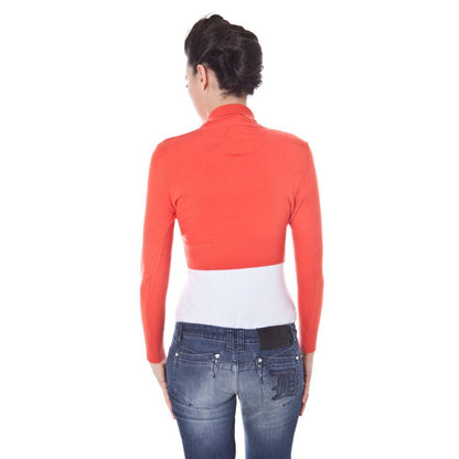 This Sweater by Datch for women in wool red presents a understated silhouette, featuring a sophisticated v-neck neckline and for a understated finish.