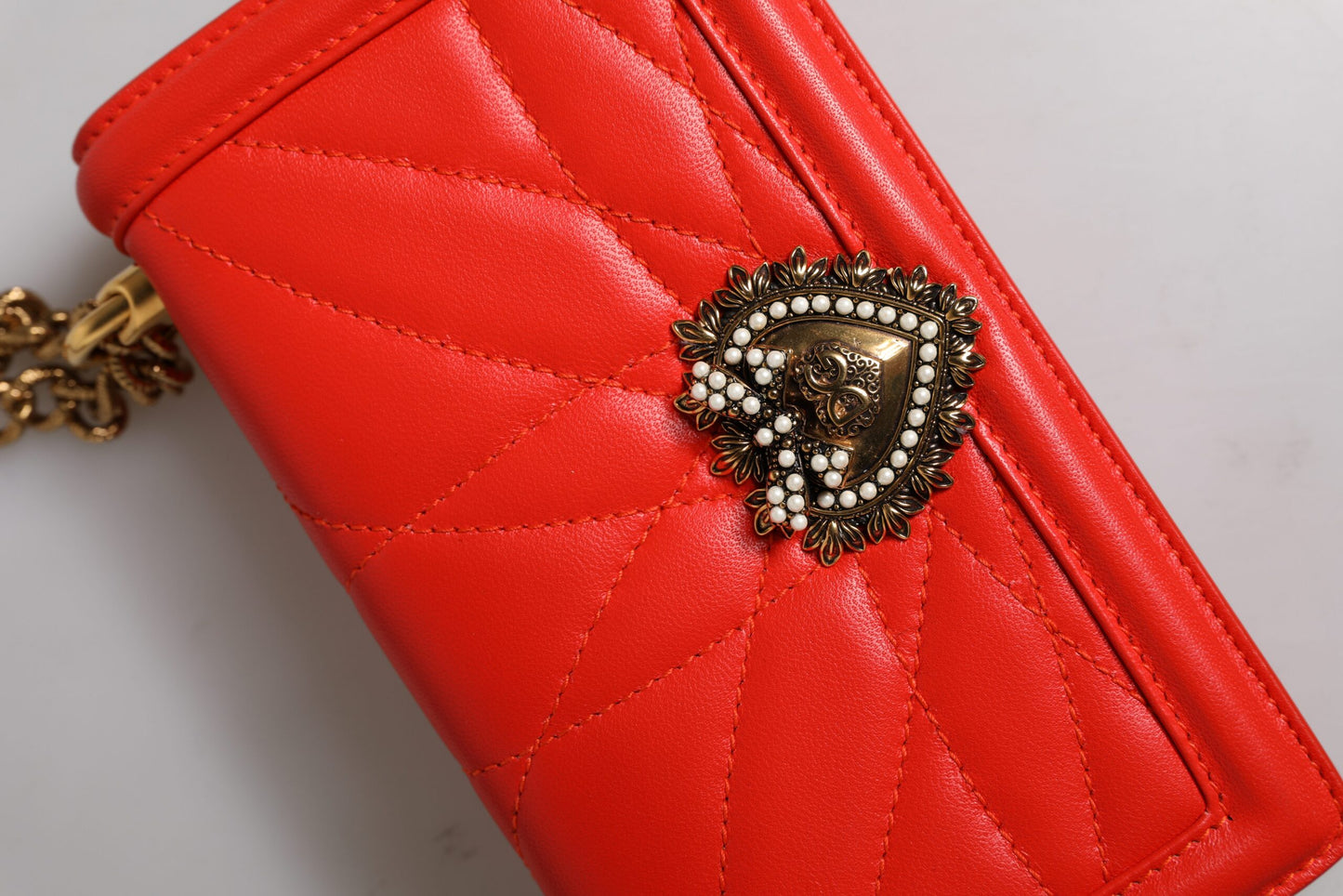 Medium Quilted Crossbody Phone Holder Handbag by Dolce & Gabbana for women in lamb leather gold & red features an versatile silhouette, showcasing a secure magnetic and versatile with versatile crossbody-strap for a versatile finish.