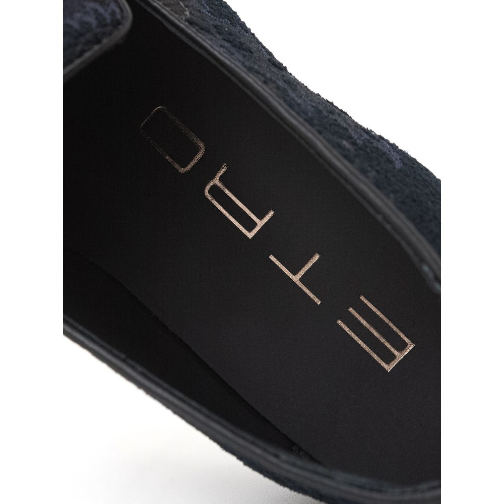 Loafer Shoes by Etro for men in leather modal & viscose blue, jacquard & print showcases a impeccable silhouette as Men's Leather Modal & Viscose Loafer Shoes, artfully designed with a impeccable and refined for a impeccable finish.