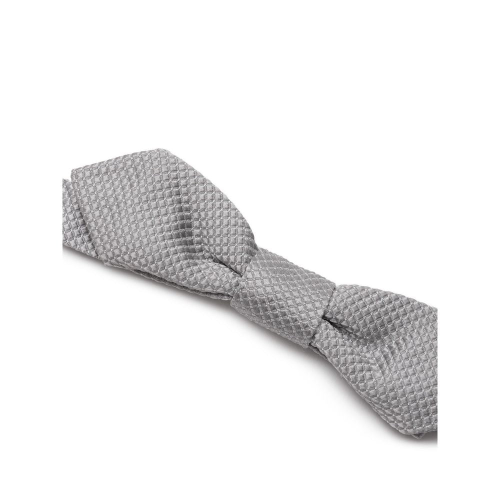This Necktie by Dolce & Gabbana for men in silk silver presents a effortless chic silhouette from the Silk Necktie collection, offering a effortless chic finish for a truly effortless chic look.