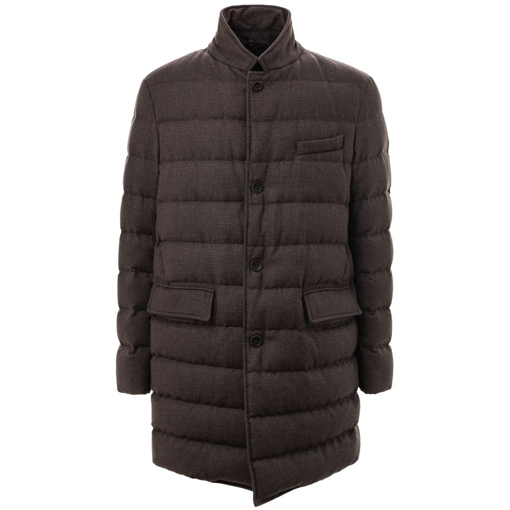 This Puffer Jacket by Herno for men in wool & polyester brown exhibits a edgy silhouette, meticulously detailed with functional insulated & pockets and a edgy high-neck neckline for a edgy finish.