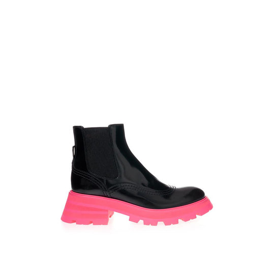 Boots by Alexander McQueen for women in leather black features an effortless chic silhouette from the Women's Leather Boots collection, showcasing a effortless chic and refined for an effortless chic look.
