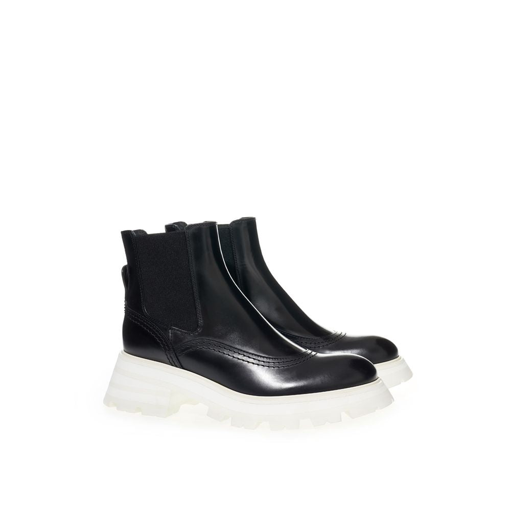 Boots by Alexander McQueen for women in leather black features an effortless chic silhouette from the Women's Leather Boots collection, showcasing a effortless chic and refined for an effortless chic look.