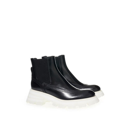 Boots by Alexander McQueen for women in leather black features an effortless chic silhouette from the Women's Leather Boots collection, showcasing a effortless chic and refined for an effortless chic look.