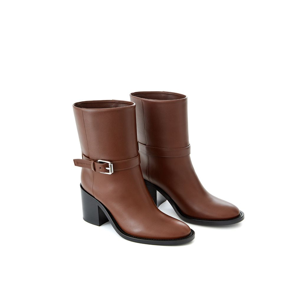 Boots by Burberry for women in leather brown features an avant-garde Women's Leather Boots silhouette, defined by a sophisticated and a avant-garde .