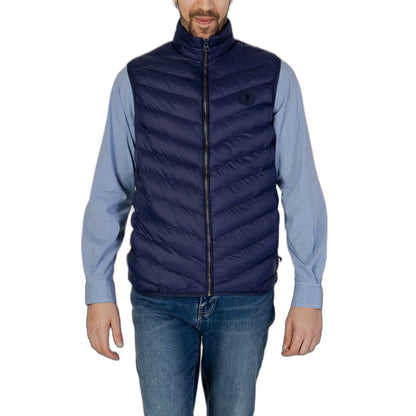 This Jacket by U.S. POLO ASSN. for men in polyamide blue showcases a magnificent silhouette, meticulously crafted with a distinctive and functional lightweight for a magnificent finish.