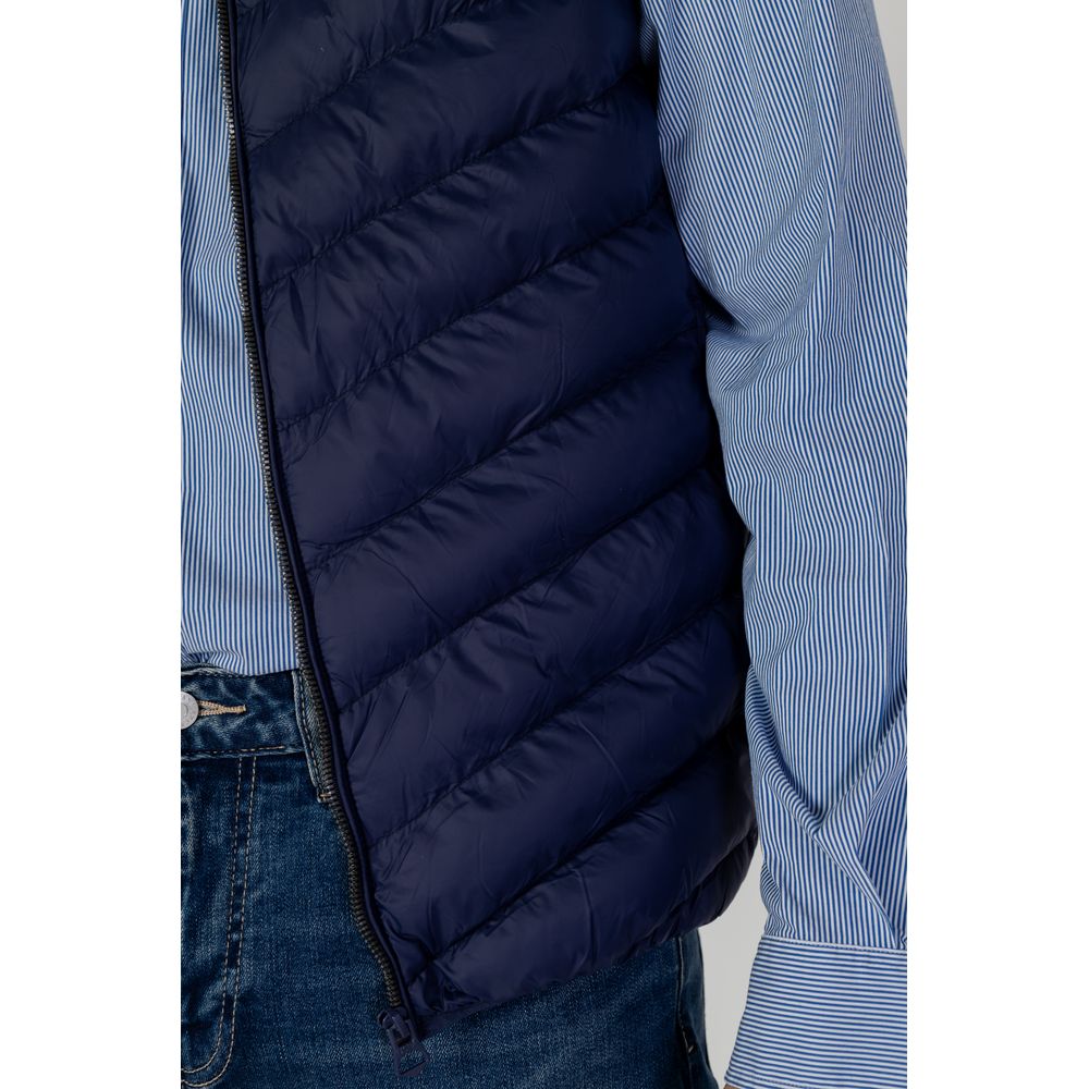 Jacket by U.S. POLO ASSN. for men in polyamide blue showcases a contemporary silhouette, detailed with a contemporary and premium lightweight for a sophisticated finish.