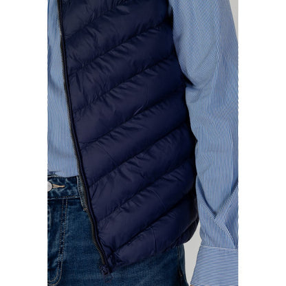 Jacket by U.S. POLO ASSN. for men in polyamide blue showcases a contemporary silhouette, detailed with a contemporary and premium lightweight for a sophisticated finish.