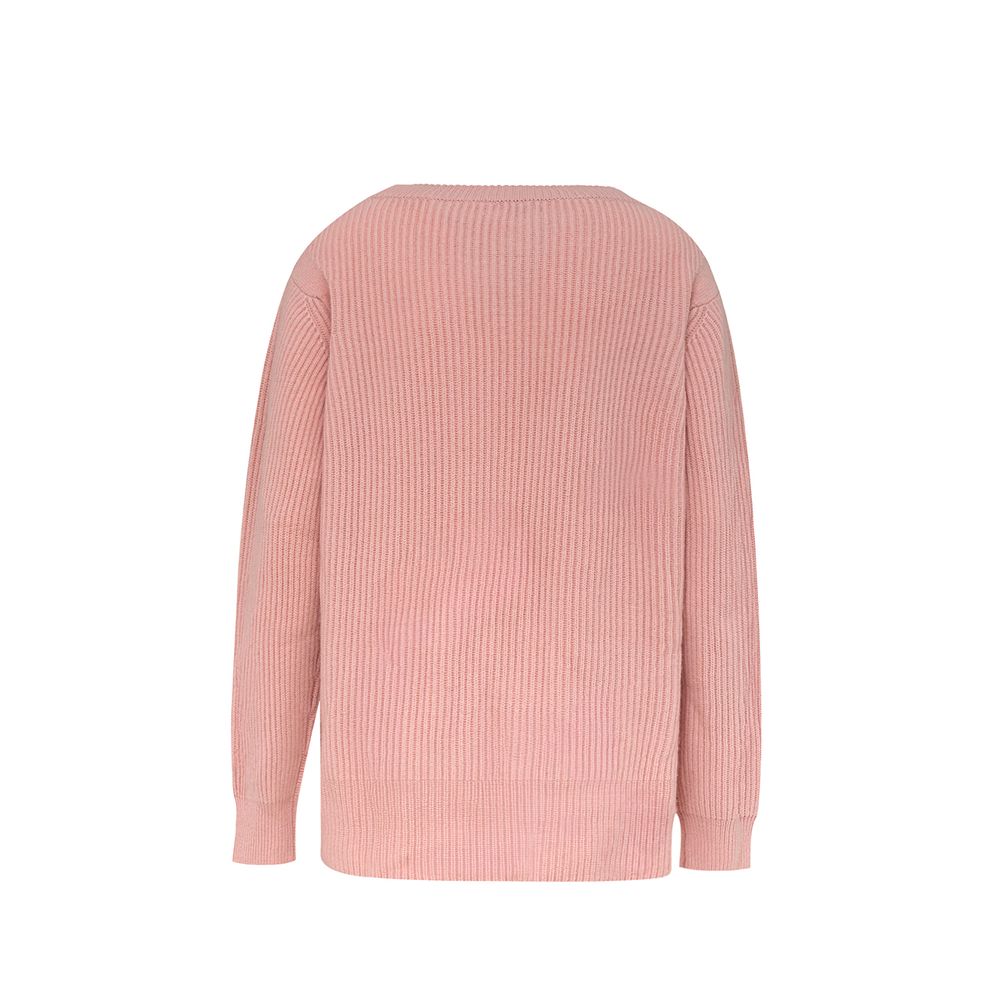 T-Shirt by Malo for women in cashmere pink showcases a fashionable silhouette, elegantly detailed with a fashionable and wrap neckline for a sophisticated, high-fashion look.