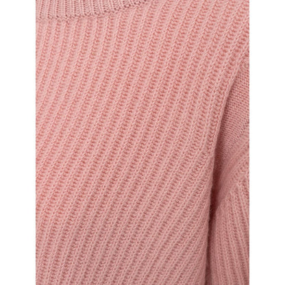 T-Shirt by Malo for women in cashmere pink features an on trend silhouette, perfectly showcasing a on trend and wrap neckline for an elevated aesthetic.