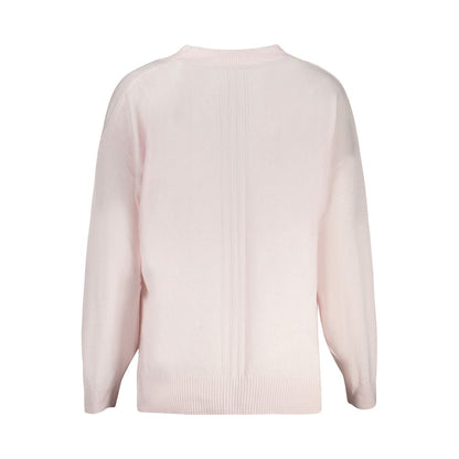 This Sweater by Guess Jeans for women in cashmere cotton blend pink presents a understated silhouette, featuring a sophisticated and for a understated finish.