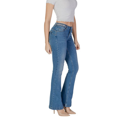 Jeans by Liu Jo for women in stretch denim cotton light-blue presents a refined pantology silhouette, artfully defined by a refined pantology bootcut, long, and a sophisticated .
