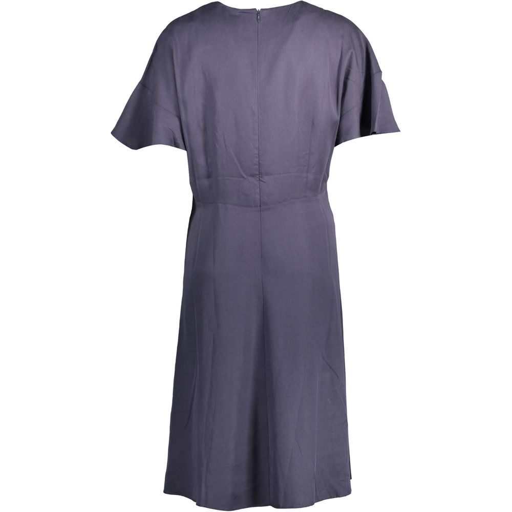 Dress by Gant for women in lyocell blue showcases a striking silhouette, elegantly detailed with a , refined , and a striking short for a striking finish.