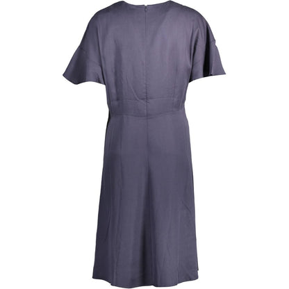 Dress by Gant for women in lyocell blue showcases a striking silhouette, elegantly detailed with a , refined , and a striking short for a striking finish.