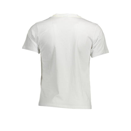 T-Shirt by North Sails for men in cotton white & print showcases a dramatic silhouette, elegantly detailed with a dramatic and for a truly dramatic finish.