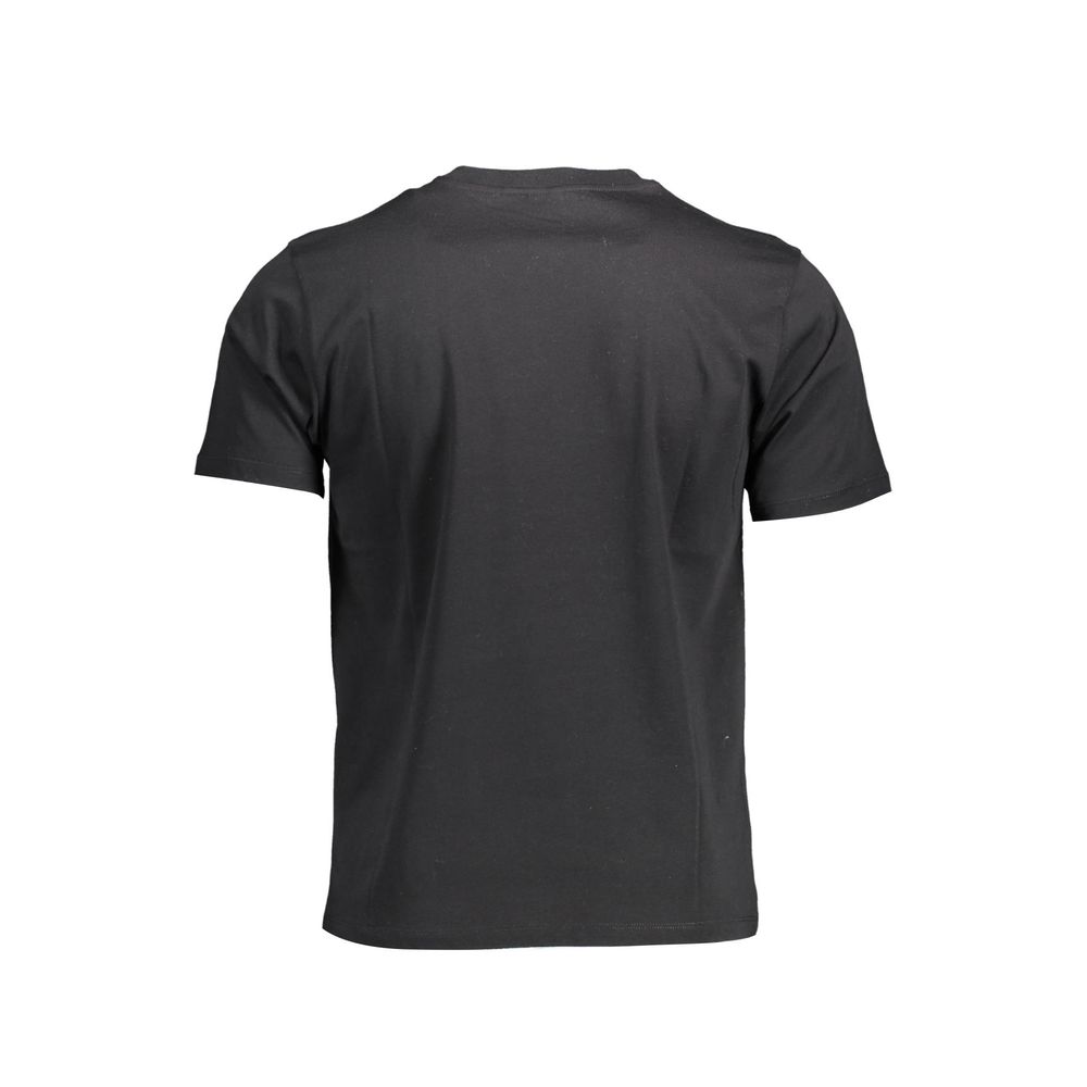 T-Shirt by North Sails for men in cotton black & natural showcases a dramatic silhouette, elegantly detailed with a dramatic and for a truly dramatic finish.