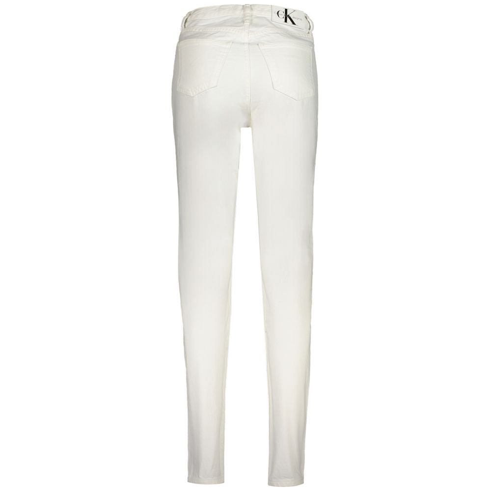 Jeans by Calvin Klein for women in white features an sophisticated and mom with a precise long, creating a sophisticated and sophisticated silhouette.