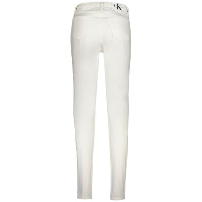 Jeans by Calvin Klein for women in white features an sophisticated and mom with a precise long, creating a sophisticated and sophisticated silhouette.