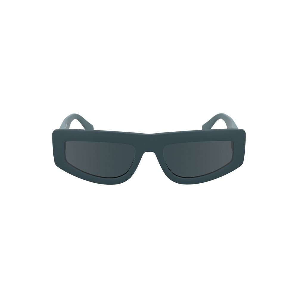 This Sunglasses by Calvin Klein for women in blue presents a sumptuous silhouette, showcasing a sumptuous in blue coloured frame and high-performance .