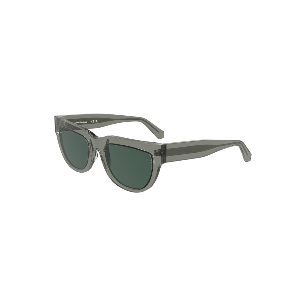 Sunglasses by Calvin Klein for women in gray features an lustrous square frame design with gray coloured frame detailing and for a lustrous aesthetic.