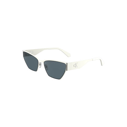 Sunglasses by Calvin Klein for women in metal and white presents a sumptuous silhouette, featuring white coloured frame and cat-eye frame design with for a sumptuous look.
