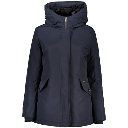 This Hooded Jacket by Woolrich for women in cotton blue showcases a magnificent silhouette, meticulously crafted with a distinctive hooded neckline and functional pockets & hooded for a magnificent finish.