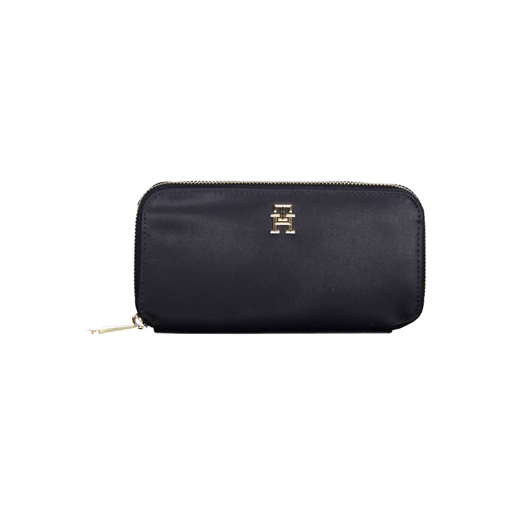Cardholder Wallet by Tommy Hilfiger for women in nylon blue showcases a discerning silhouette, artfully capturing the essence of Nylon Cardholder Wallet with its functional card-organization coin-purse.