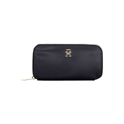 Cardholder Wallet by Tommy Hilfiger for women in nylon blue showcases a discerning silhouette, artfully capturing the essence of Nylon Cardholder Wallet with its functional card-organization coin-purse.