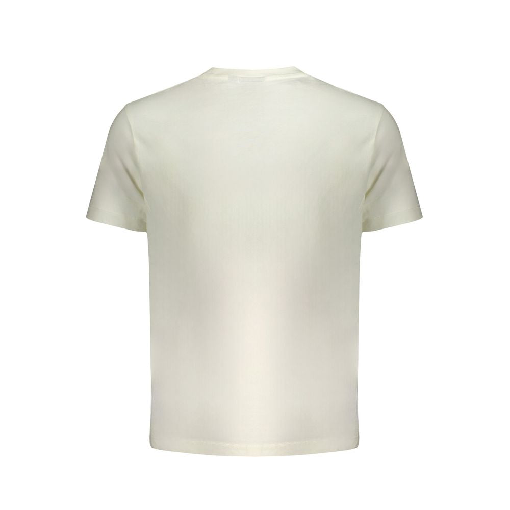 T-Shirt by Wrangler for men in cotton white features an on trend silhouette, perfectly showcasing a on trend and for an elevated aesthetic.