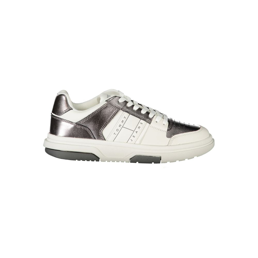 Sneakers by Tommy Hilfiger for women in polyester polyethylene leather silver, white & print features a sumptuous design, perfectly showcasing the sumptuous fashion style of this Women's Fashion Polyester Polyethylene Leather Sneakers.