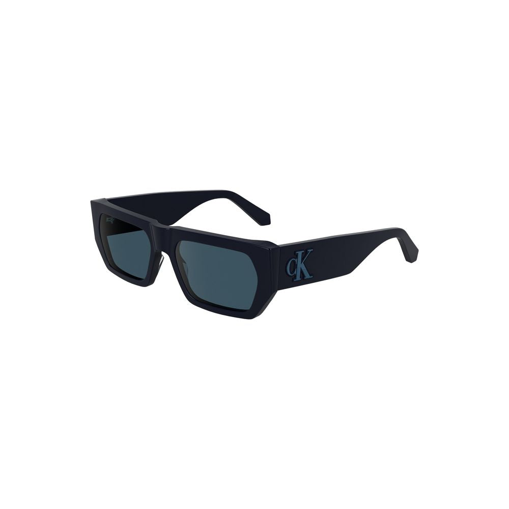 This Sunglasses by Calvin Klein for women in metal blue presents a sumptuous silhouette, showcasing a sumptuous in blue coloured frame and high-performance .