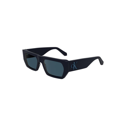 This Sunglasses by Calvin Klein for women in metal blue presents a sumptuous silhouette, showcasing a sumptuous in blue coloured frame and high-performance .