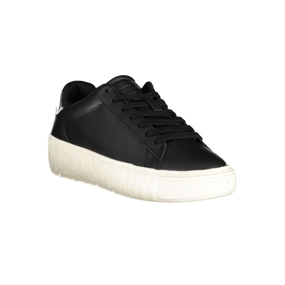 Sneakers by Tommy Hilfiger for women in polyester polyurethane leather black & white presents a sumptuous silhouette as Women's Low-Top Polyester Polyurethane Leather Sneakers, expertly defined by a sumptuous low-top style for a sumptuous, high-fashion look.