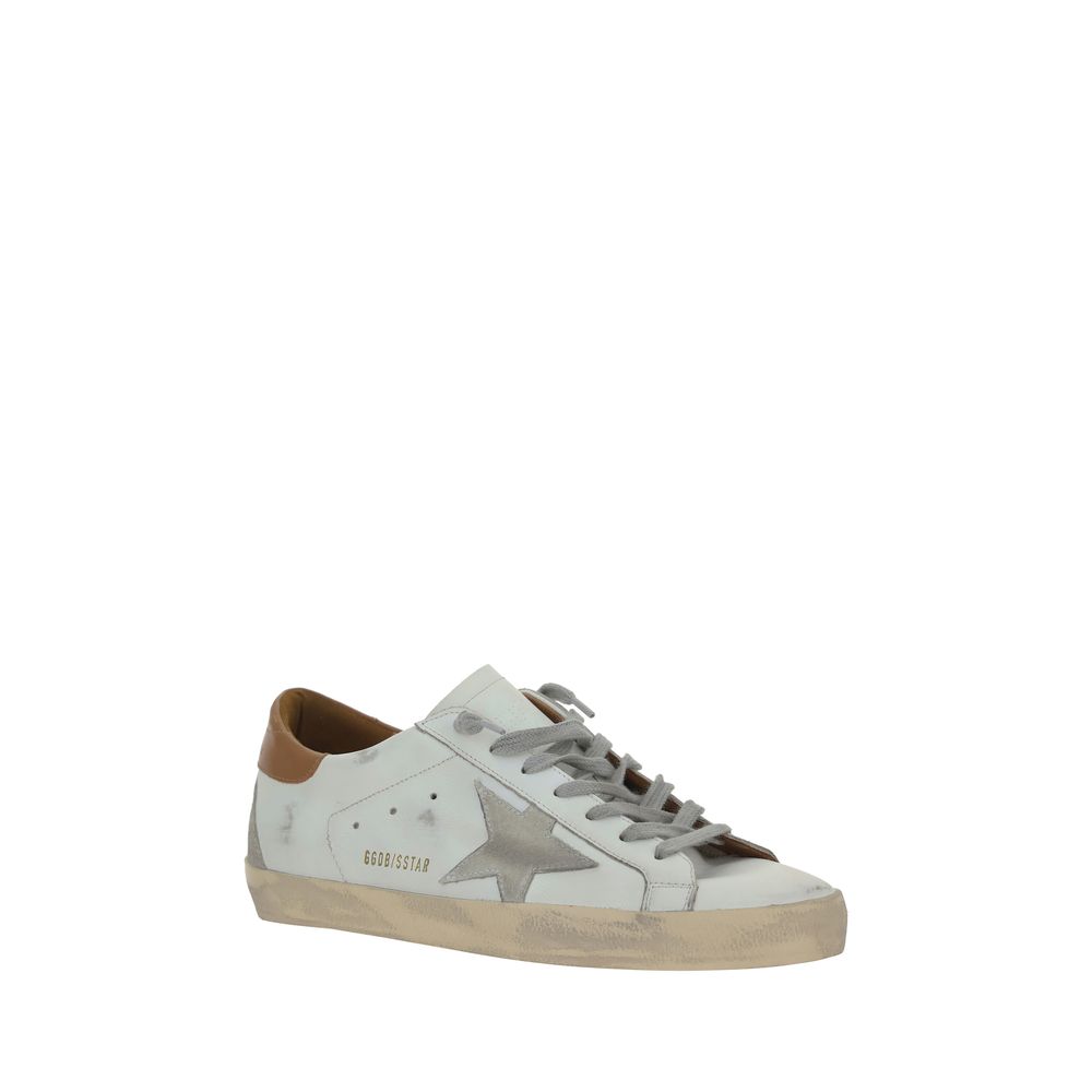 Sneakers by Golden Goose for men in bos taurus calf leather white & signature features an sumptuous silhouette, showcasing the premium Star Men's Low Top Bos Taurus Calf Leather Sneakers in a sumptuous low-top style that offers a sumptuous finish for refined style.