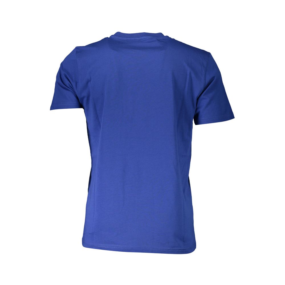T-Shirt by North Sails for men in cotton blue showcases a fashionable silhouette, elegantly detailed with a fashionable and round neckline for a sophisticated, high-fashion look.