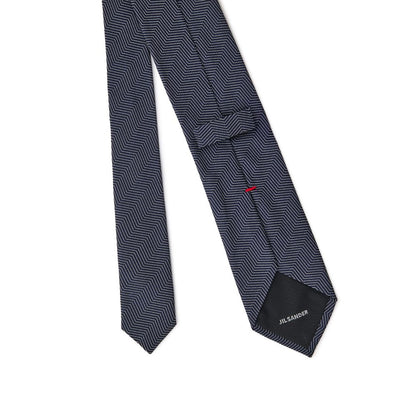 Necktie by Jil Sander for men in silk blue, print & striped features a distinguished silhouette, artfully capturing the essence of the distinguished Silk Necktie design for a sophisticated look.