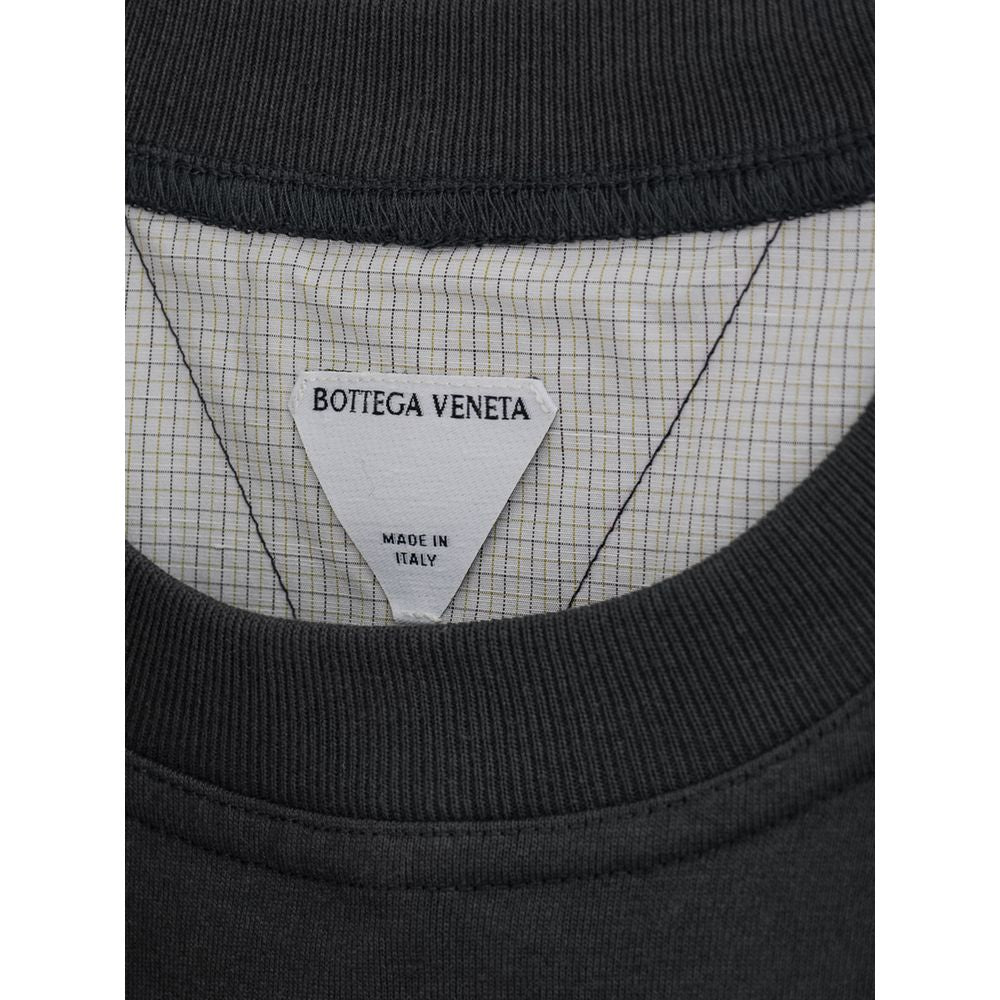 T-Shirt by Bottega Veneta for men in cotton gray features an on trend silhouette, perfectly showcasing a on trend and for an elevated aesthetic.