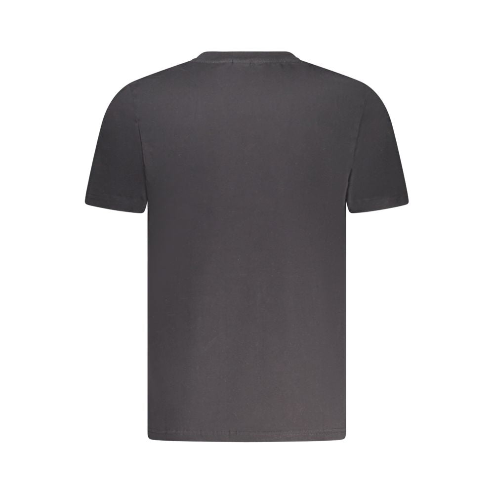 T-Shirt by North Sails for men in cotton black & print features an edgy silhouette, meticulously detailed with a sophisticated and crew neckline for a truly edgy finish.