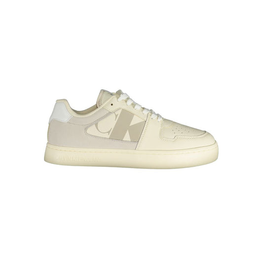 Sneakers by Calvin Klein for men in polyester polyethylene leather gray & white presents a sumptuous silhouette as Men's Fashion Polyester Polyethylene Leather Sneakers, expertly defined by a sumptuous fashion style for a sumptuous, high-fashion look.