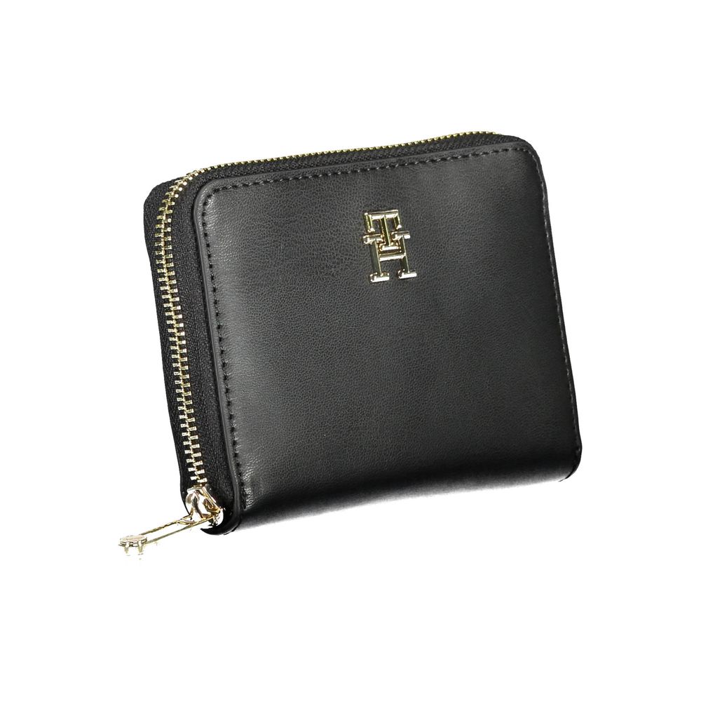 Wallet by Tommy Hilfiger for women in polyethylene black presents a refined silhouette, artfully capturing the essence of the Polyethylene Wallet design with sophisticated coin-purse for a refined look.
