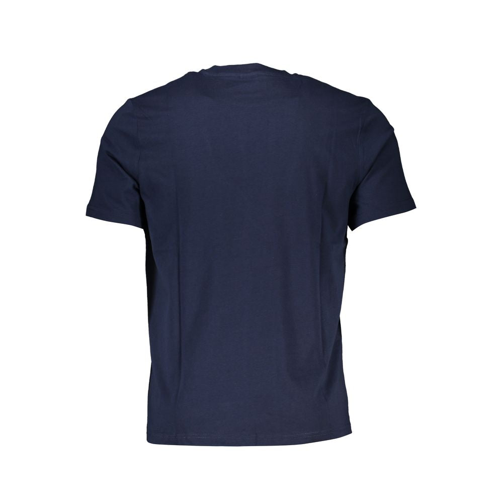 T-Shirt by North Sails for men in cotton blue & print features an on trend silhouette, perfectly showcasing a on trend and crew neckline for an elevated aesthetic.