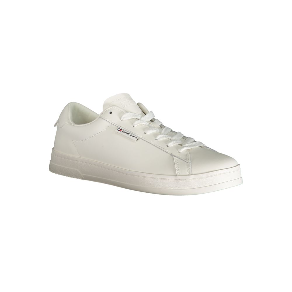 Sneakers by Tommy Hilfiger for men in polyester white presents a sumptuous silhouette as Men's Fashion Polyester Sneakers, expertly defined by a sumptuous fashion style for a sumptuous, high-fashion look.
