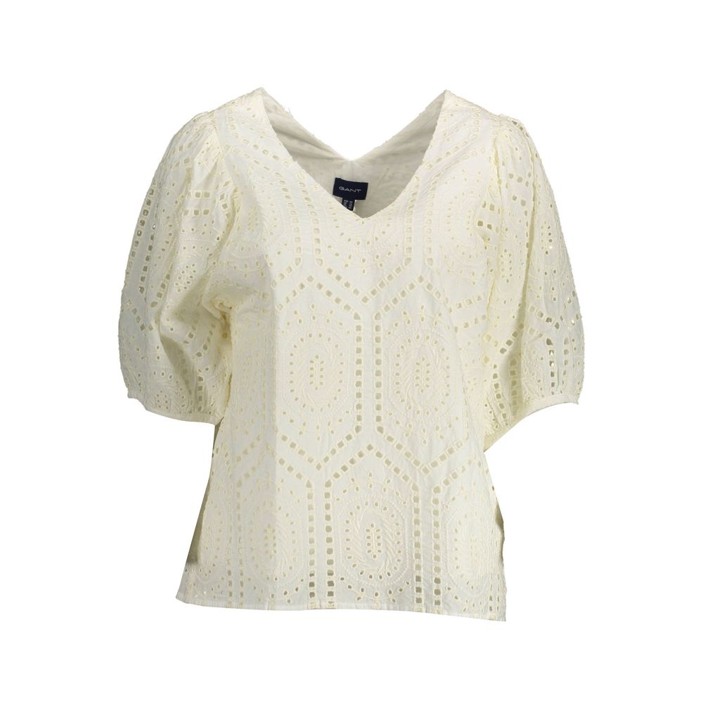 T-Shirt by Gant for women in organic cotton white showcases a dramatic silhouette, elegantly detailed with a dramatic and for a truly dramatic finish.
